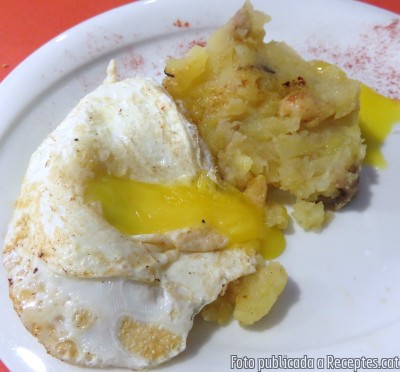 Trinxat de patata, ceps amb ou trencat i foie a la planxa